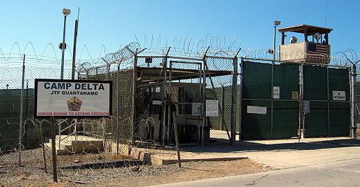 Camp Delta, Guantanamo Bay. Photo by Kathleen T. Rhem [Public domain], via Wikimedia Commons