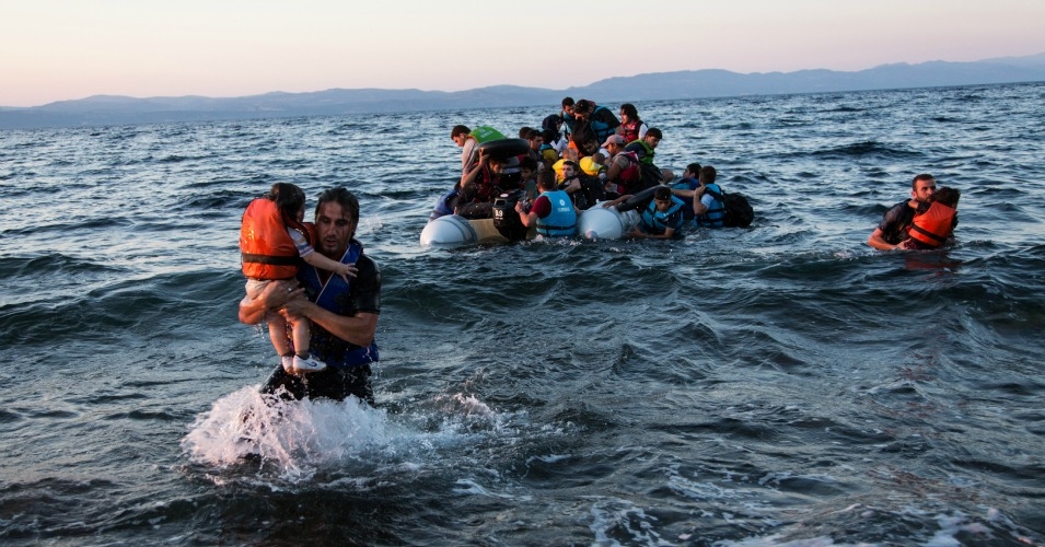 A group of Syrian refugees arrives on the island of Lesbos after traveling in an inflatable raft from Turkey near Skala Sikaminias, Greece. 15 July 2015. (Photo: UNHCR/Andrew McConnell)
