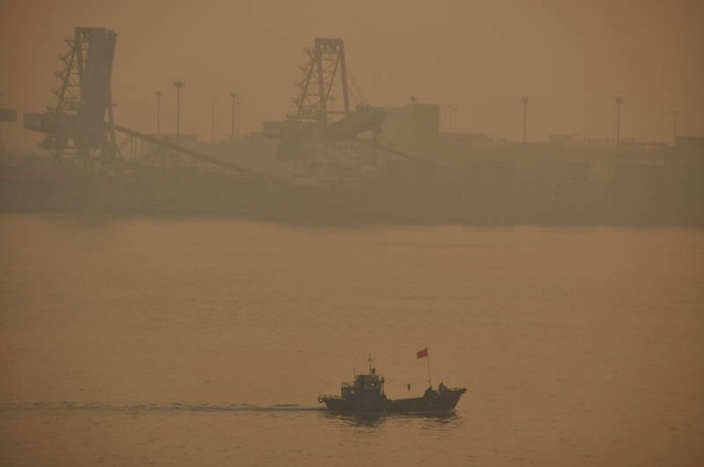 A smoggy day in Tianjin, China. (Photo: Rich Luhr/flickr/cc.)