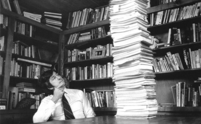 Tom Hayden with his 22,000-page F.B.I. file, circa 1979. (Photo: The Los Angeles Times)